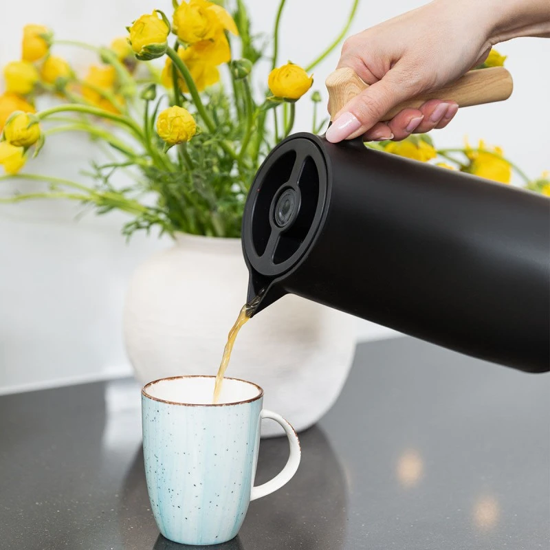 INSULATED JUG WITH ERGONOMIC HANDLE 1lt BLACK
