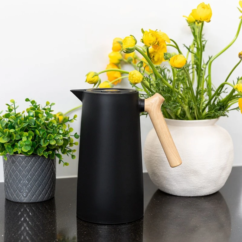 INSULATED JUG WITH ERGONOMIC HANDLE 1lt BLACK