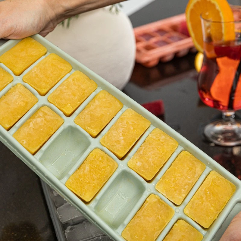 ICE-CUBE TRAY PLASTIC 16 CASES MINT
