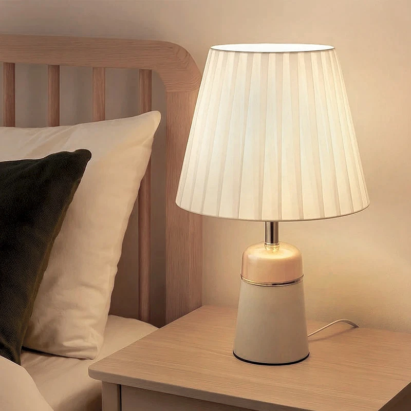 WHITE METAL LAMP WITH GOLD DETAILS AND EXTRA LIGHTING AT THE BASE 37.5CM