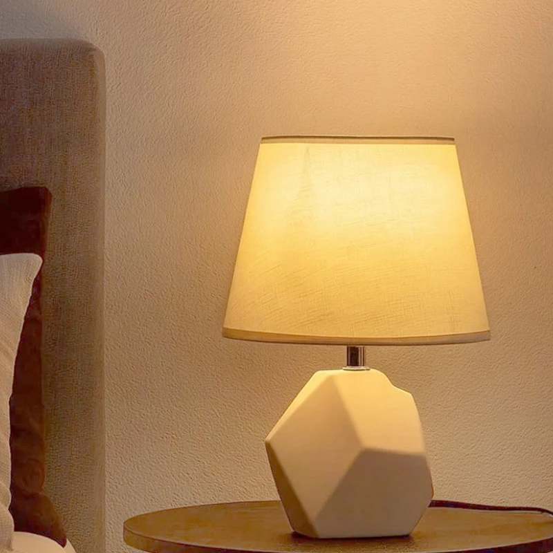 BEIGE CERAMIC LAMP WITH HAT D20Χ29.5CM
